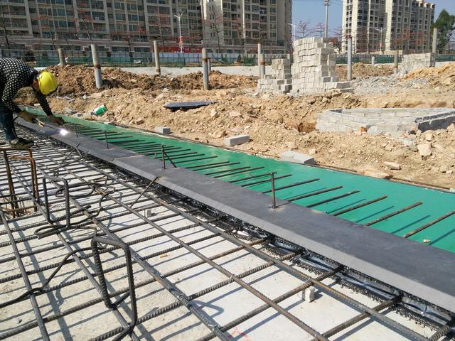 現(xiàn)場(chǎng)拍攝建筑工地止水鋼板